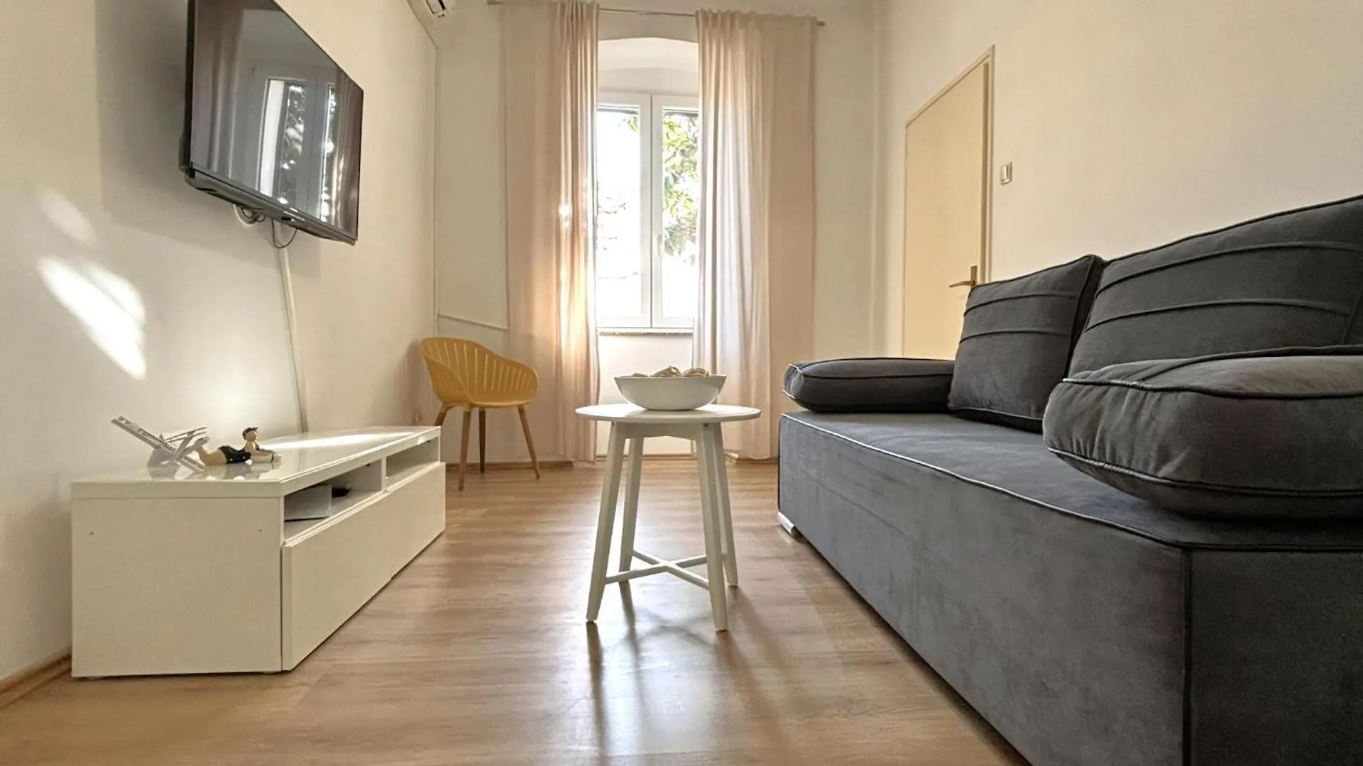 Schoenes Appartement Mit Terrasse Crikvenica